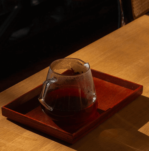 Guatemalan specialty coffee by La Cabra, Antonio Medina's washed Caturra from volcanic soil at 1,600 m, delivers a clean, vibrant, and complex flavor experience.