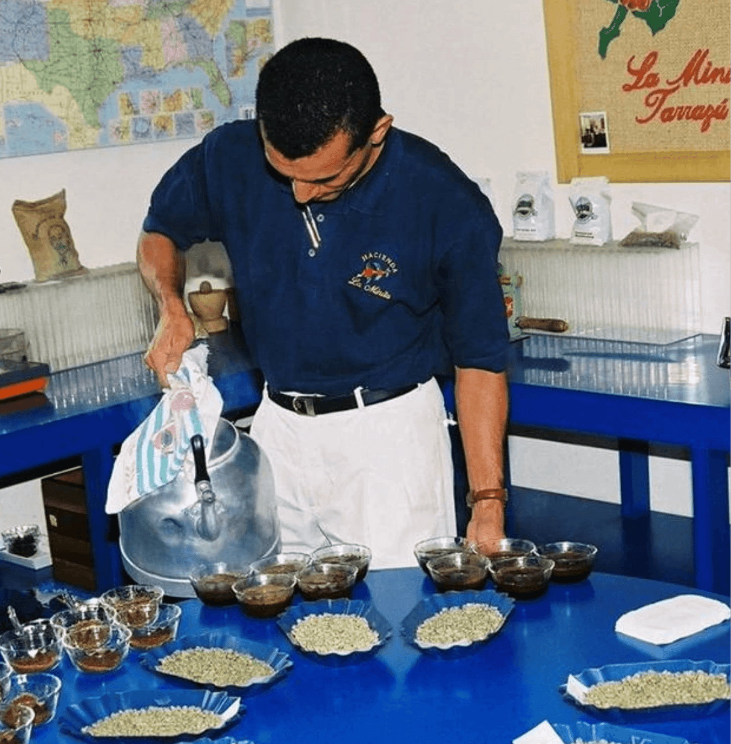 Hacienda La Minita El Conquistador coffee tasting at Tarrazú estate.