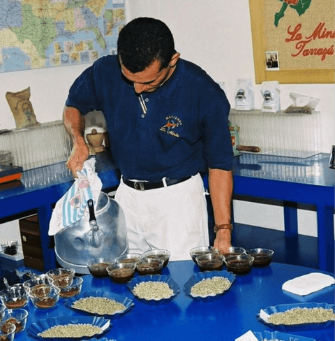 Hacienda La Minita El Conquistador coffee tasting at Tarrazú estate.