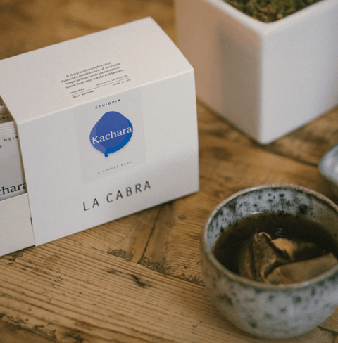 Sidama Heirloom coffee by La Cabra, grown at 1,800–2,200 m under forest canopy, with fruity aromas and brewed in single-serve Steeped bags.