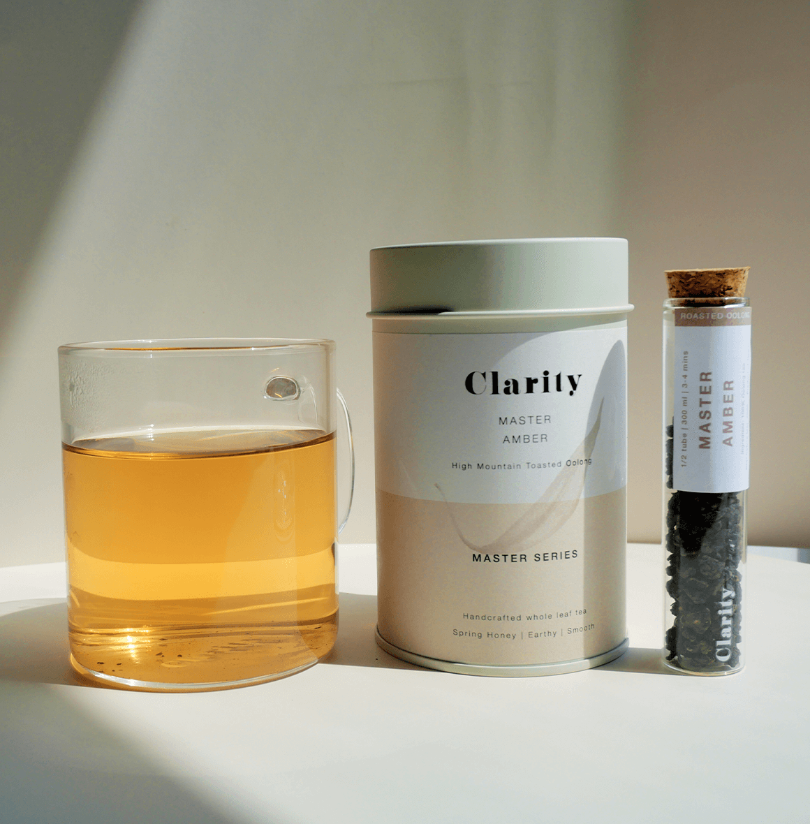 Clarity Master Amber Oolong tea from Alishan, Taiwan, with notes of spring honey, roasted wood, and maple-like sweetness, low in caffeine and sugar-free.
