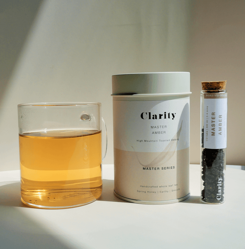 Clarity Master Amber Oolong tea from Alishan, Taiwan, with notes of spring honey, roasted wood, and maple-like sweetness, low in caffeine and sugar-free.