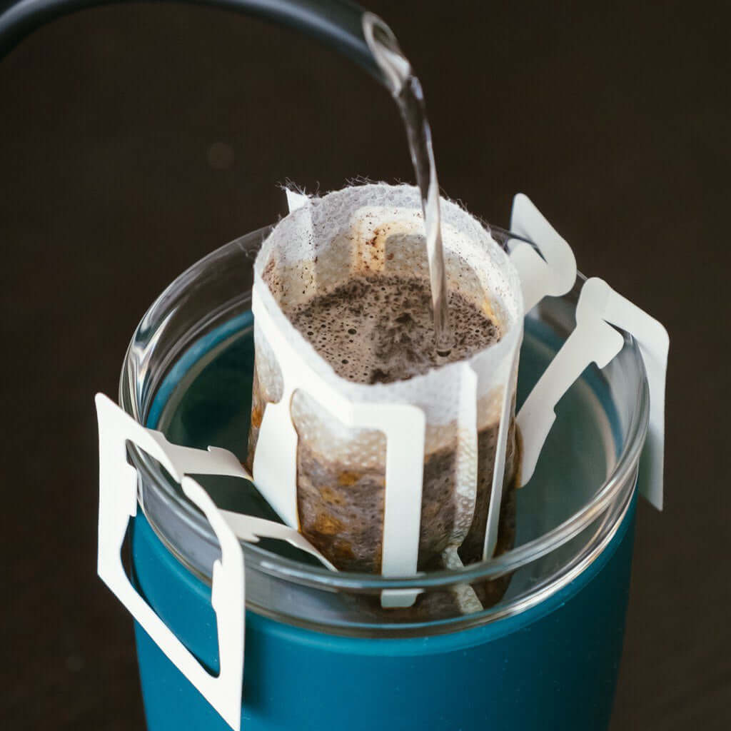 Brewing coffee with Purple Drip Kit Box filter, highlighting sweet, floral, and fruity notes.